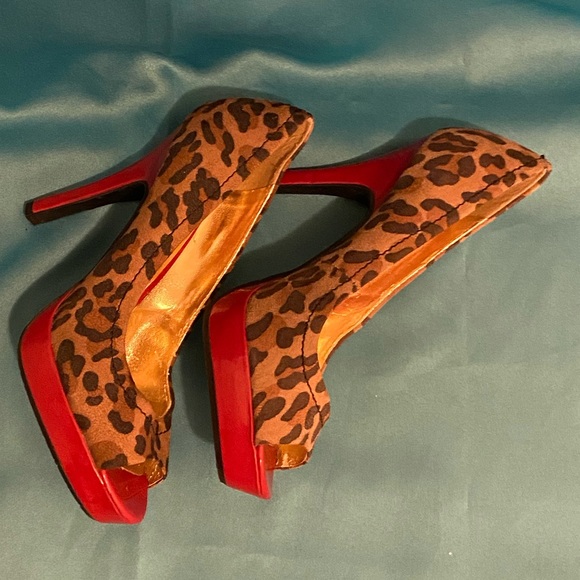 Heels - Picture 4 of 4